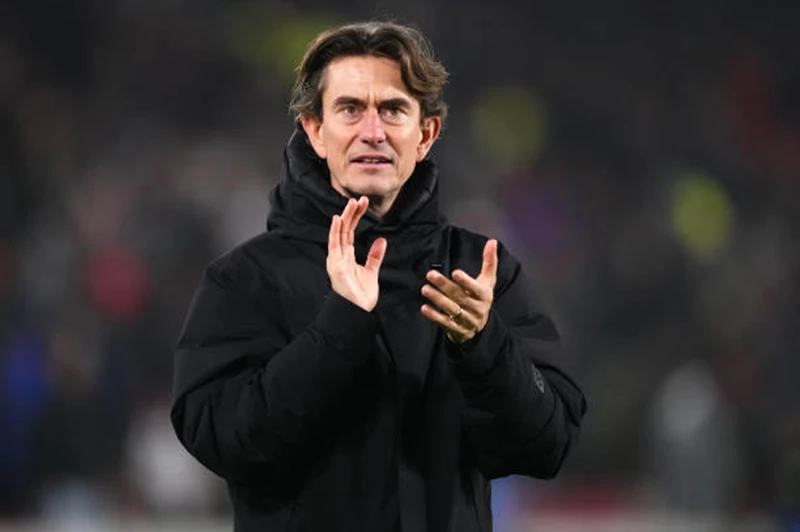 توتنهام ينظر إلى مدرب برينتفورد كخيار مثالي لتعزيز الفريق بعد مغادرة بوستيكوجلو