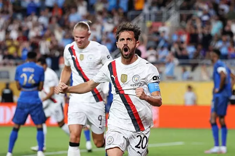 برناردو سيلفا يسجل هدفه الأول لمانشستر سيتي في مواجهة مثيرة مع الهلال وسط اعتراضات قوية