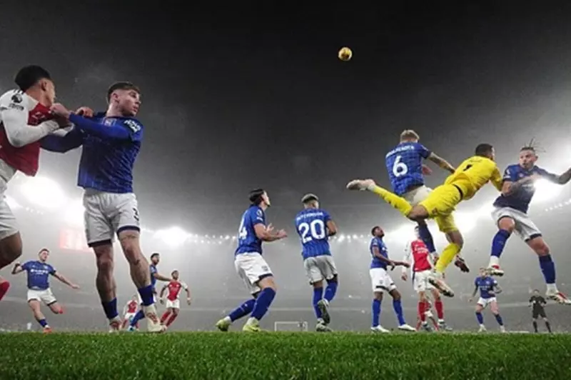 الإجراءات الابتكارية لحكام الدوري الإنجليزي: تحليل سياسة "الكابتن فقط" وتأثيراتها على استراتيجية اللعب